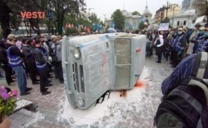 Активисты акции за отставку Авакова подожгли полицейский "Уазик"