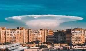 Напад инопланетян чи ядерний зрив? Жителів Києва налякав гігантський «гриб» який з'явився над містом. Відео