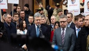 Прокурор офісу ДБР вручив експрезиденту Петру Порошенку підозру