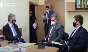 ДБР оприлюднило відео, як Петро Порошенко тікає від слідчих через чорний хід. Відео