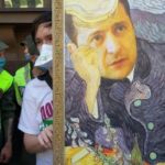 Порошенко з'явився на допит в ДБР.Його прихильники принесли картини із Зеленським. НАЖИВО