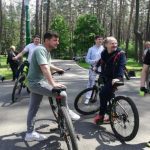 На велосипеді, як в серіалі: Володимир Зеленський в Залісся зустрівся з журналістами
