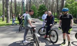 На велосипеді, як в серіалі: Володимир Зеленський в Залісся зустрівся з журналістами