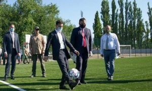 Зеленський поганяв у футбол мера Нової Каховки
