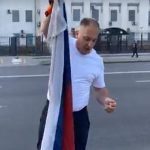"Так само добре буде горіти й Кремль": Мер Конотопа спалив російський прапор перед посольством РФ у Києві. Відео