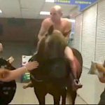 "Мне две бутылочки пива": У Києві чоловік в одних трусах верхи на коні заїхав в супермаркет за пивом. Відео