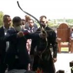 "Добре що не вбив, вбивати не потрібно": Як Зеленський в Кам'янець-Подільській фортеці по кабану стріляв. Відео