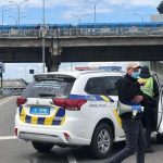 Чекаю тільки Авакова або підірву: Чоловік який замінував міст в Києві назвав свою вимогу. Відео