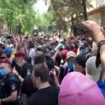 Під крики "Мусора, сос@ть" біля суду над Стерненко почалися масові заворушення. Відео