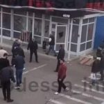 Криминальная война не утихает: Утром в Одессе два десятка человек устроили перестрелку на рынке, есть раненые. Видео