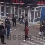 Кримінальна війна не вщухає: Вранці в Одесі два десятка осіб влаштували перестрілку на ринку, є поранені. Відео