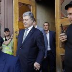 Прокурор офісу ДБР вручив експрезиденту Петру Порошенку першу підозру. Відео