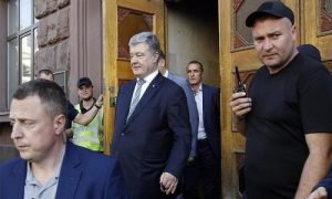 Прокурор офісу ДБР вручив експрезиденту Петру Порошенку першу підозру. Відео