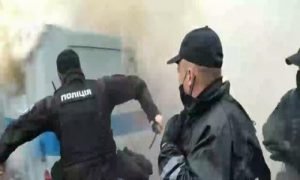 Драки и протесты под Радой! Активисты за отставку Авакова подожгли полицейский "Уазик". Видео