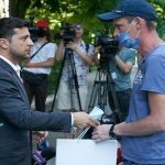 Зеленський вручив ключі від перших 12 квартир сім'ям постраждалих від вибуху будинку на Позняках. Відео