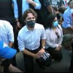 "Чорний майдан" дістався до Канади. Прем'єра Трюдо змусили стати на коліна. Відео