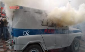 Активисты акции за отставку Авакова подожгли полицейский "Уазик"