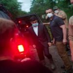 «Чоботи президенту!»: На затопленому Прикарпатті місцевий житель віддав Зеленському своє взуття. Відео