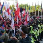 «Вова, виходи!»: Під Офісом Президента бійки, та сутички між С-14 та прихильниками Шарія. Відео