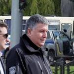 В мережі встигли звинуватити в "розіграному спектаклі" із захопленням заручників Зеленського та Авакова