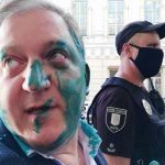 Поліція тримає, Волошин б'є: з'явилось відео сутички ветеранів АТО та облитого зеленкою нардепа