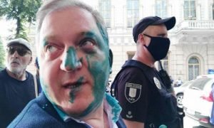 Поліція тримає, Волошин б'є: з'явилось відео сутички ветеранів АТО та облитого зеленкою нардепа