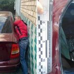 У Києві горе-грабіжник намагався вкрасти магнітолу, але застряг між стінкою і дверцятами автомобіля.