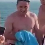 Не встиг Володимир Зеленський покупатися в одеському морі, як на нього уже накинулися з образами. Відео