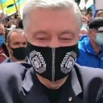Петро Порошенко під судом зламав оператору камеру, а його закидали фальшивими доларами. Відео