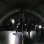 З'явилося відео, як пасажири столичного метро бродять в темряві, підсвічуючи собі мобільними 