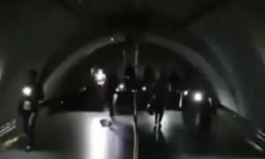як пасажири столичного метро бродять в темряві