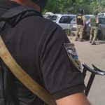 У Полтаві чоловік взяв у заручники копа і погрожує підірвати себе, йому надали авто. Відео