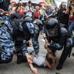 Пітер та Москва вибухнули протестами: вимагають прибрати Путіна - на вулицях тисячі. У хід пішов ОМОН