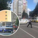 У центрі Луцька невідомий захопив автобус із заручниками. Чути постріли: Трансляція НАЖИВО