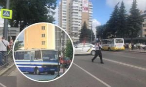 У центрі Луцька невідомий захопив автобус із заручниками. Чути постріли: Трансляція НАЖИВО