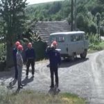 "Ви мене уже дістали": На Тернопільщині чоловік з рушницею влаштував полювання на електриків. Відео