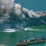 На військово-морській базі США в Сан-Дієго майже 30 годин палає десантний корабель, який вже дав осадку. Відео