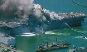 На військово-морській базі США в Сан-Дієго майже 30 годин палає десантний корабель, який вже дав осадку. Відео