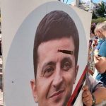 На мітингу під Радою організований Порошенко, президенту Володимиру Зеленському встромили кулю в голову