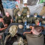 "Іноді треба навіть випити": Володимир Зеленський розповів, як ночував з військовими в зоні ООС. Відео
