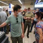 Володимир Зеленський сам зайшов за кавою в один з супермаркетів Бахмута. Відео