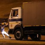 У Мінську автозак в'їхав у натовп протестуючих - люди вигукують "Вбивці!". Відео 18+