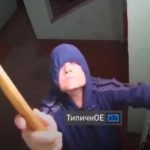 У харківських під'їздах пенсіонерка б'є молотком камери, щоб за нею не стежило ФСБ. Відео