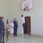 "М'яч в кільце без відскоку від щита": Володимир Зеленський продемонстрував навички гри в баскетбол. Відео