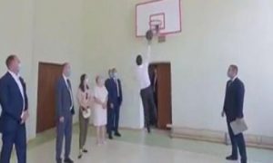 "М'яч в кільце без відскоку від щита": Володимир Зеленський продемонстрував навички гри в баскетбол. Відео