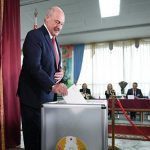 Бацька проголосував на виборах президента Білорусі під музику та пообіцяв порядок в державі. Відео