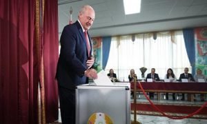 Бацька проголосував на виборах президента Білорусі під музику та пообіцяв порядок в державі. Відео