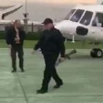 Лукашенко з автоматом та в бронежилеті прилетів в резиденцію після підходу протестуючих. Відео