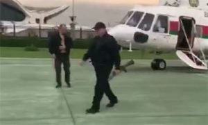 Лукашенко з автоматом та в бронежилеті прилетів в резиденцію