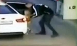 У мережі було опубліковано відео моменту викрадення дитини на АЗС в Борисполі. ВІДЕО